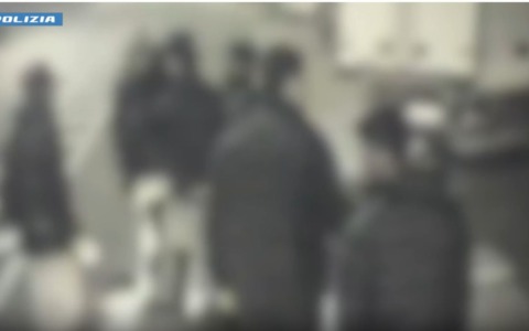 Aggredirono e derubarono un minorenne su un bus della linea notturna della M3: arrestati due 19enni e un 20enne