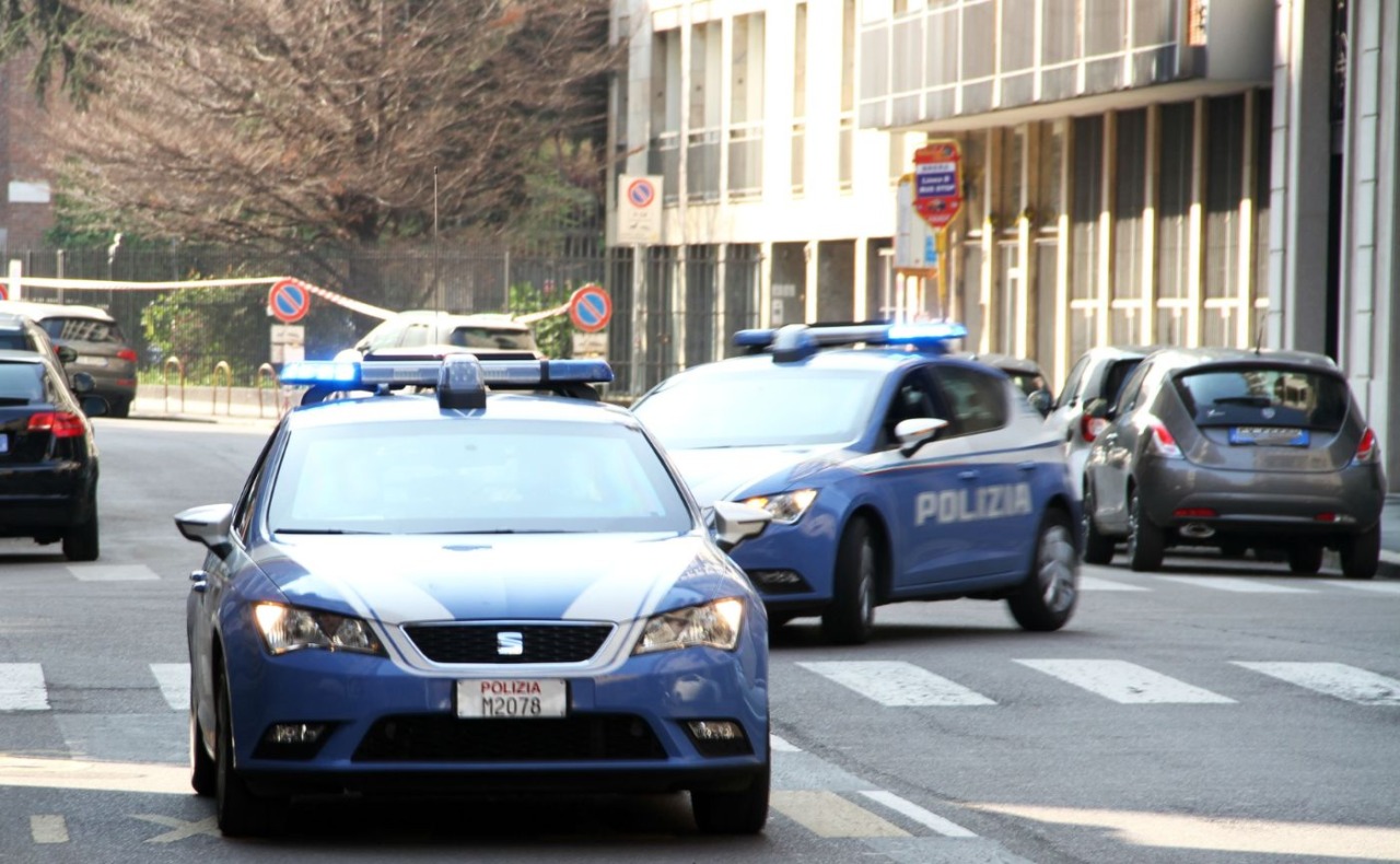 Furti nei negozi, droga e pistola rubata: otto arresti a Milano, sequestrato oltre un chilo di cocaina