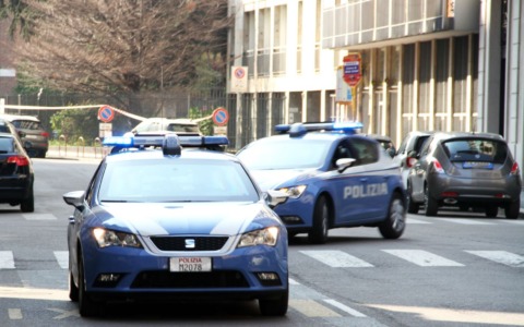 Furti nei negozi, droga e pistola rubata: otto arresti a Milano, sequestrato oltre un chilo di cocaina