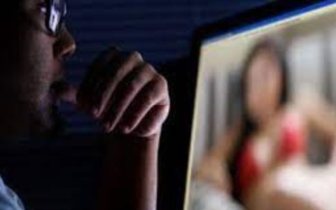 Estorsione sessuale a un uomo di 50anni: arrestata 35enne per ricatti sessuali e autoriciclaggio