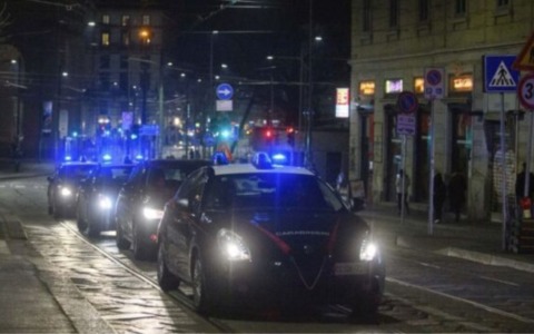 Carabinieri nelle zone della movida milanese: droga, coltelli, tirapughi, ordini di allontanamento non rispettati