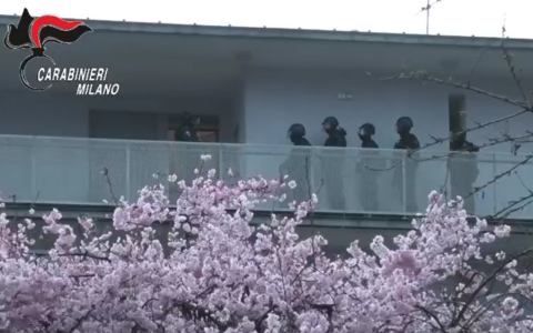 Arrestato a Milano dopo aggressioni e incendi: 30enne in carcere