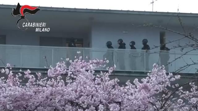 Arrestato a Milano dopo aggressioni e incendi: 30enne in carcere