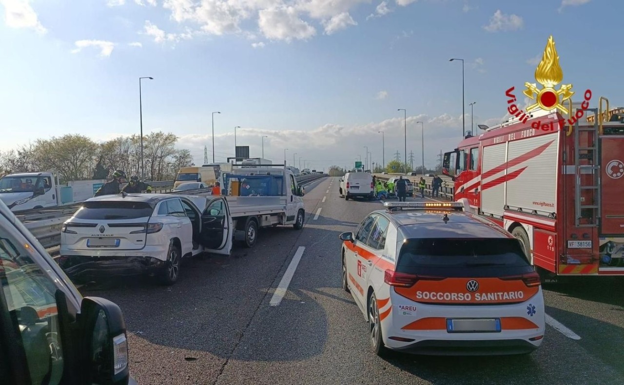 Incidente sulla Tangenziale Ovest alle porte di Milano: coinvolte quattro autovetture e due furgoni, 3 feriti