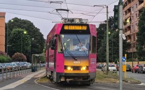 Donna resta incastrata con un braccio nella porta di un tram della linea 16: viene trascinata per 40 metri