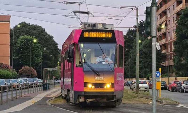 Donna resta incastrata con un braccio nella porta di un tram della linea 16: viene trascinata per 40 metri