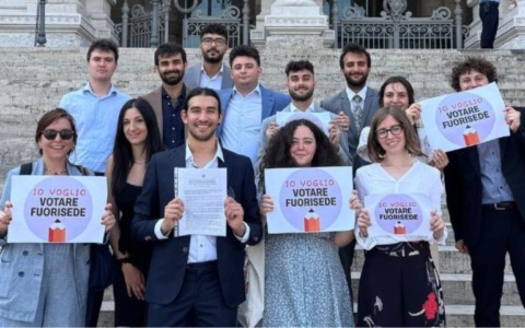 Voto fuori sede, la protesta di studenti e lavoratori che chiedono di poter votare per il referendum sulla giustizia del 22 e 23 marzo