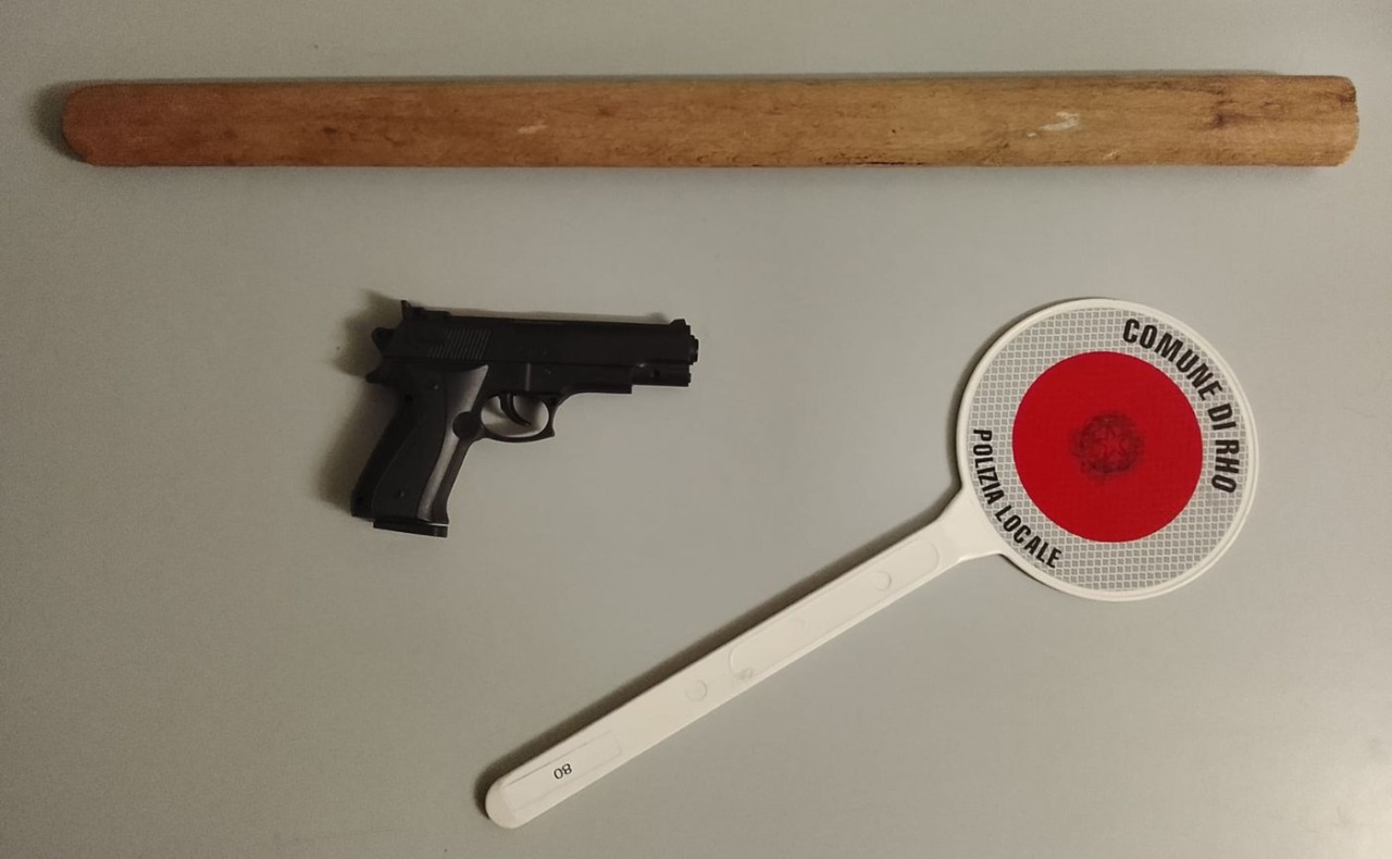 Scoppia un’accesa rissa fra tre persone in una cittadina alle porte della città: spuntano una pistola (poi rivelatasi giocattolo) e un bastone