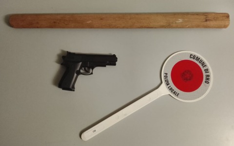 Scoppia un’accesa rissa fra tre persone in una cittadina alle porte della città: spuntano una pistola (poi rivelatasi giocattolo) e un bastone