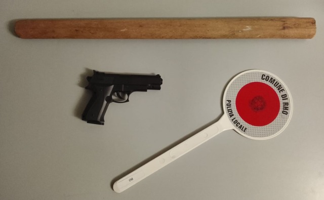 Scoppia un’accesa rissa fra tre persone in una cittadina alle porte della città: spuntano una pistola (poi rivelatasi giocattolo) e un bastone