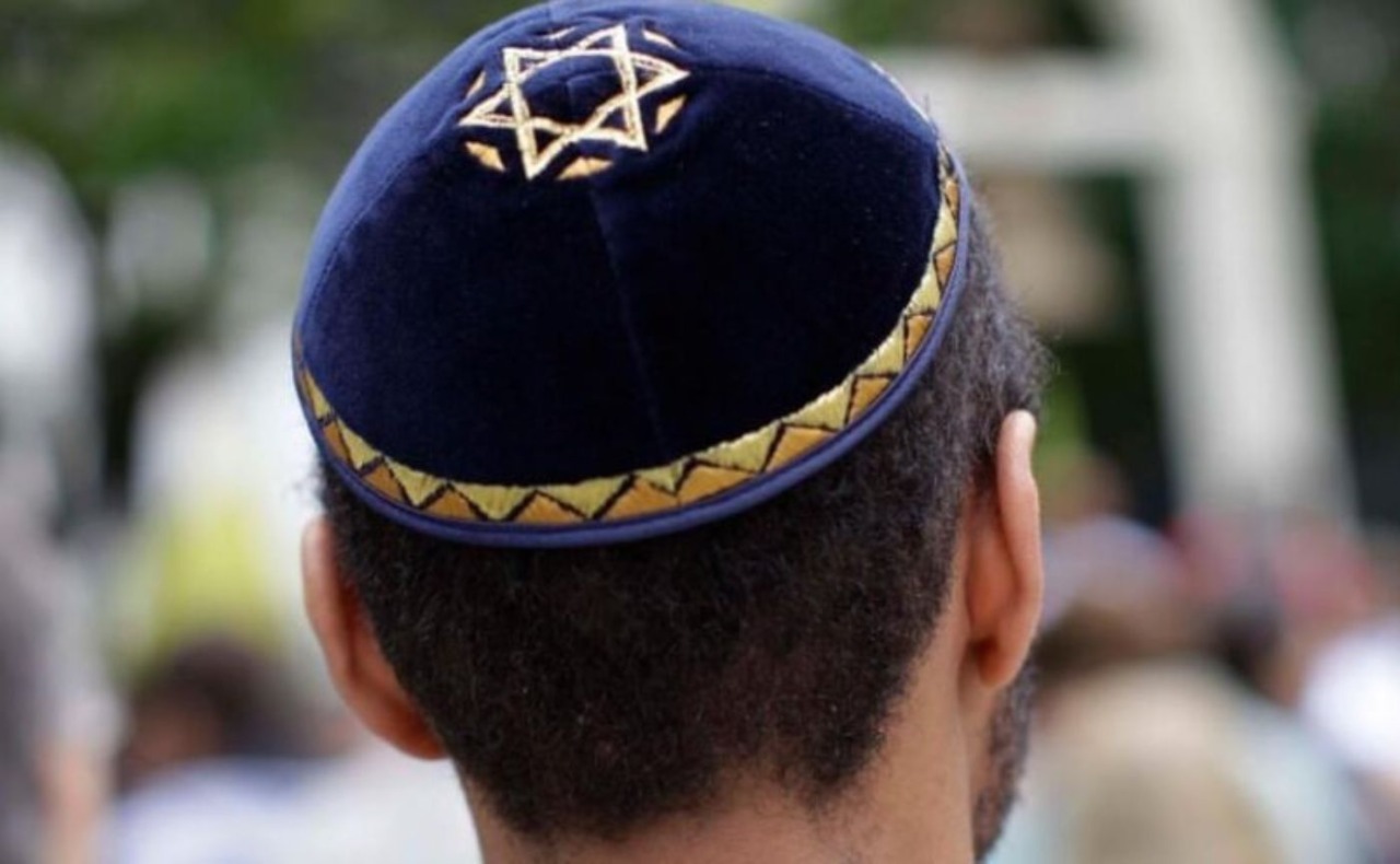 Insulti e pugni fuori da un supermercato in piazzale Siena: aggrediti due turisti ebrei argentini