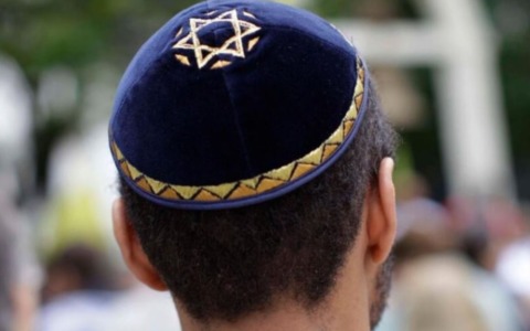 Insulti e pugni fuori da un supermercato in piazzale Siena: aggrediti due turisti ebrei argentini