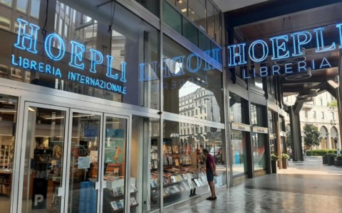 Lavoratori e lettori si mobilitano contro la chiusura della storica libreria Hoepli