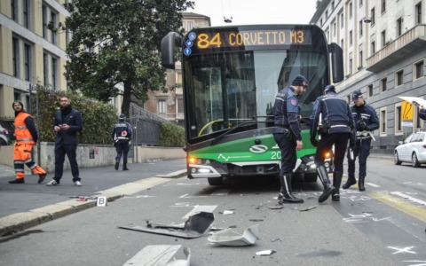 Autobus travolge una moto in via Senato: quattro persone finiscono in ospedale