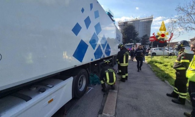 Tragedia all’incrocio tra via Mecenate e piazza Ovidio, un tir ha travolto un uomo che è morto sul colpo