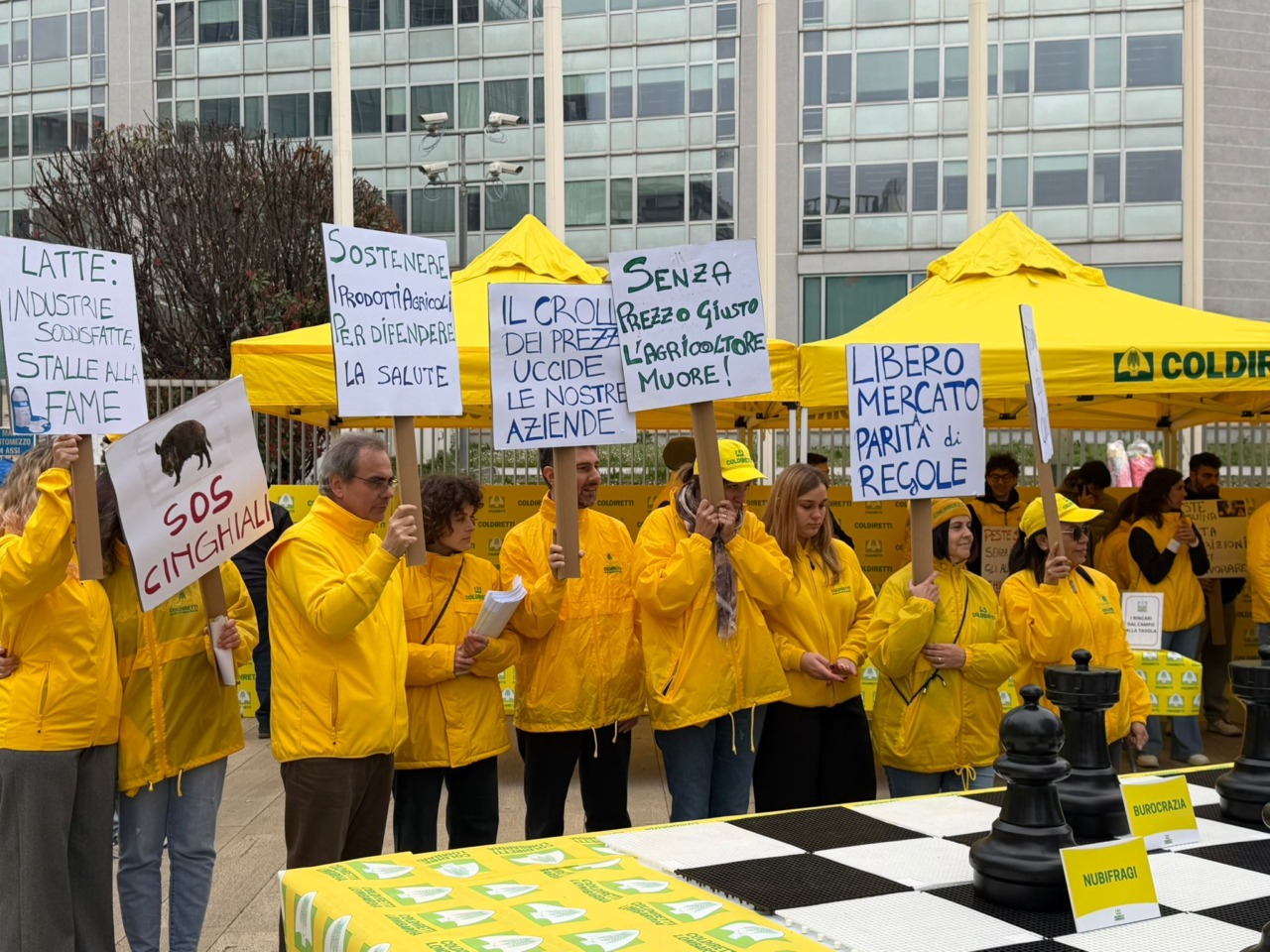 “L’agricoltura sotto scacco”: la protesta di Coldiretti davanti alla Regione