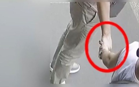 Aggredirono un turista per rubargli un orologio da 100mila euro in centro: arrestati due uomini, si cerca ancora il complice