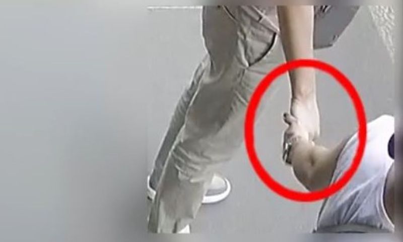 Aggredirono un turista per rubargli un orologio da 100mila euro in centro: arrestati due uomini, si cerca ancora il complice