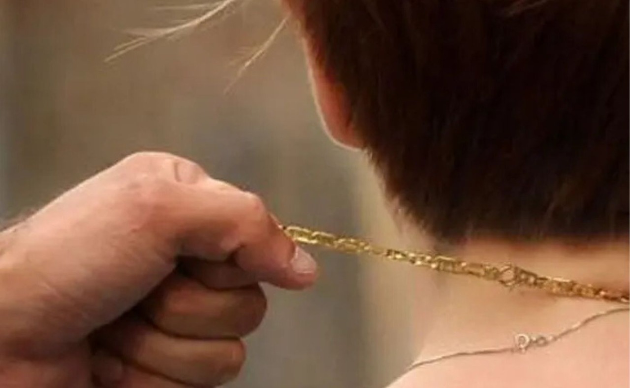 Strappa le collanine d’oro dal collo di un 30enne nel mezzanino della metro Loreto: arrestato 18enne irregolare