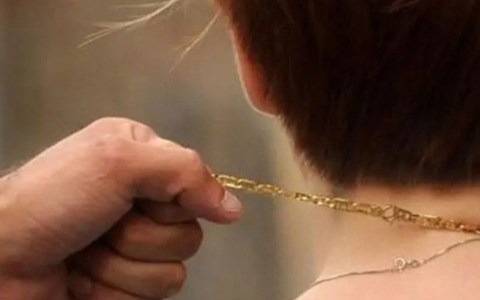 Strappa le collanine d’oro dal collo di un 30enne nel mezzanino della metro Loreto: arrestato 18enne irregolare