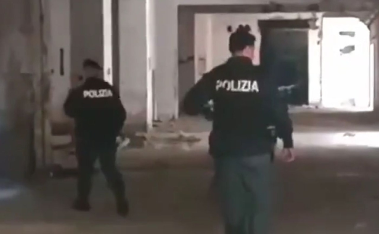 Sgomberato stabile occupato in via Oropa: dieci indagati, cinque stranieri portati in Questura