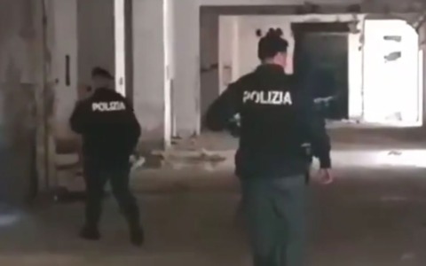Sgomberato stabile occupato in via Oropa: dieci indagati, cinque stranieri portati in Questura