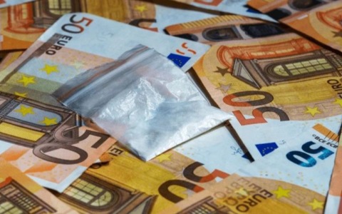 Sorpresi nel momento dello scambio di droga in un bar in zona Cenisio: pusher 39enne arrestato e compratore multato