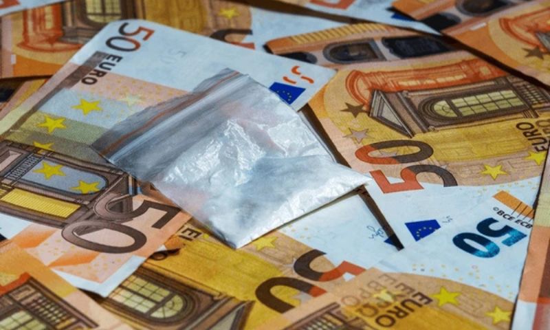 Sorpresi nel momento dello scambio di droga in un bar in zona Cenisio: pusher 39enne arrestato e compratore multato