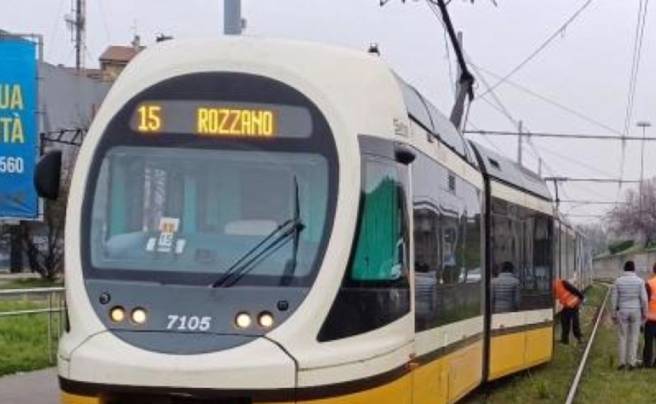 Tram 15 esce dai binari per un guasto tecnico: linea interrotta tra Abbiategrasso e Rozzano