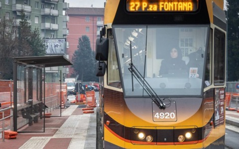 Paura tra i passeggeri sul tram 27 in zona Mecenate: prima una fiammata e poi un principio d’incendio