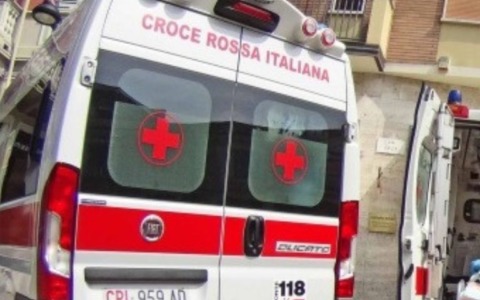 Dramma nel giardino di casa: si ferisce a una gamba con la motosega e muore dissanguato