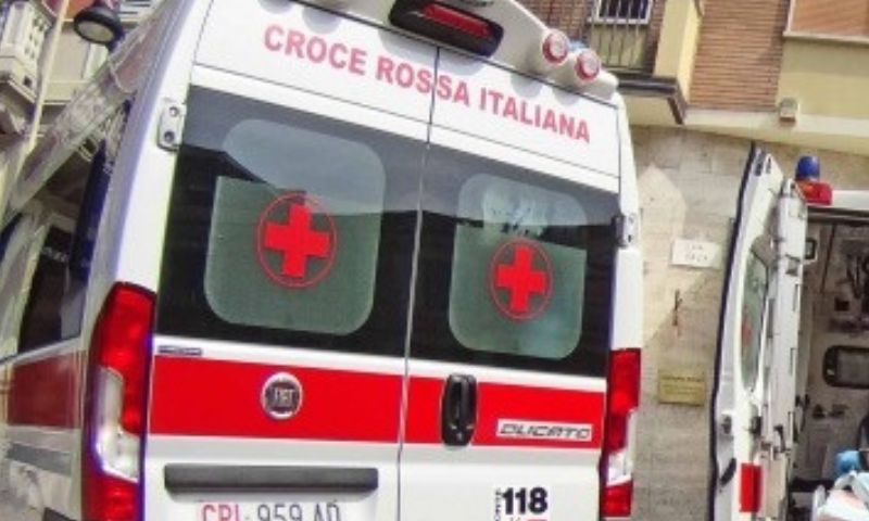 Dramma nel giardino di casa: si ferisce a una gamba con la motosega e muore dissanguato