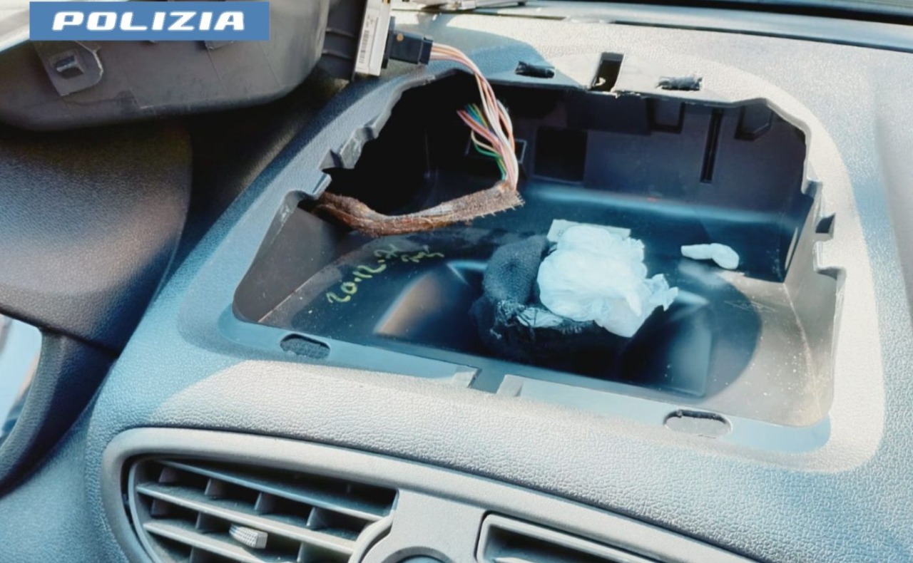 35enne arrestato perchè ostacolava la circolazione stradale ma tra casa e auto nascondeva droga