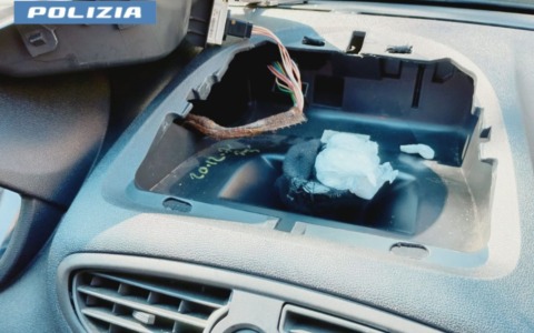 35enne arrestato perchè ostacolava la circolazione stradale ma tra casa e auto nascondeva droga