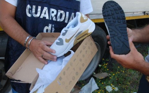 Scarpe taroccate vendute come vere: maxi sequestro di 5.000 calzature nelle province di Milano e Monza