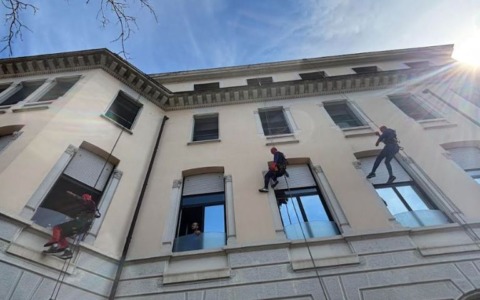 Spiderman si cala dal tetto della Clinica De Marchi per portare  le uova di Pasqua ai piccoli pazienti ricoverati