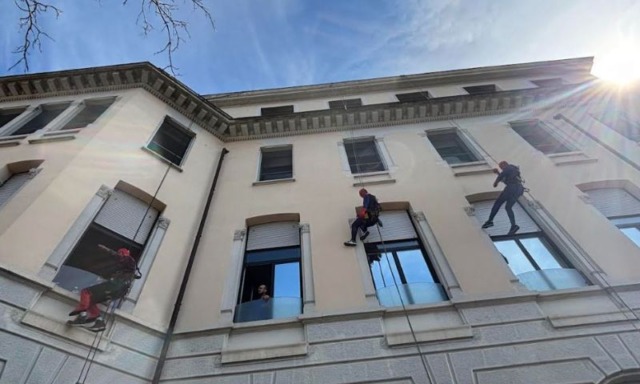 Spiderman si cala dal tetto della Clinica De Marchi per portare  le uova di Pasqua ai piccoli pazienti ricoverati