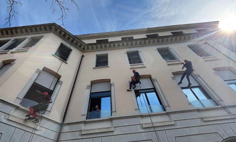 Spiderman si cala dal tetto della Clinica De Marchi per portare  le uova di Pasqua ai piccoli pazienti ricoverati