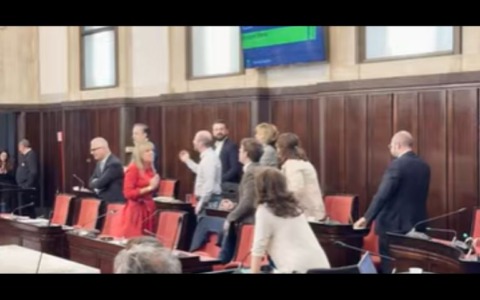 Alta tensione sul Remigration Summit: proteste, accuse e tensioni in Consiglio comunale