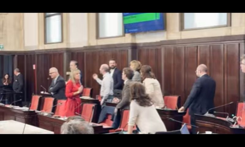 Alta tensione sul Remigration Summit: proteste, accuse e tensioni in Consiglio comunale