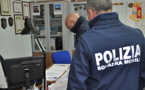 Arrestati due ricettatori in via Cimarosa: uno era ricercato per aver investito un agente