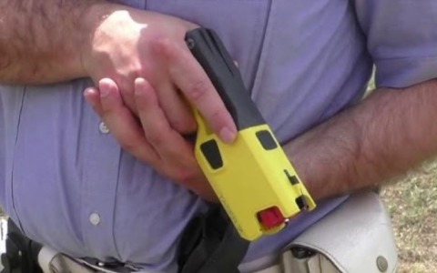 Verso il via libera al taser alla polizia locale: sperimentazione superata, ora decisione al Consiglio