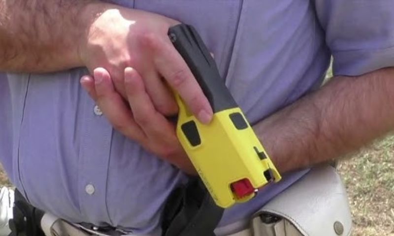 Verso il via libera al taser alla polizia locale: sperimentazione superata, ora decisione al Consiglio