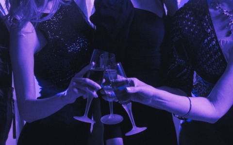 Escort di lusso e gas esilarante per clienti vip e calciatori nei locali della movida: coinvolte un centinaio di giovani ragazze-immagine