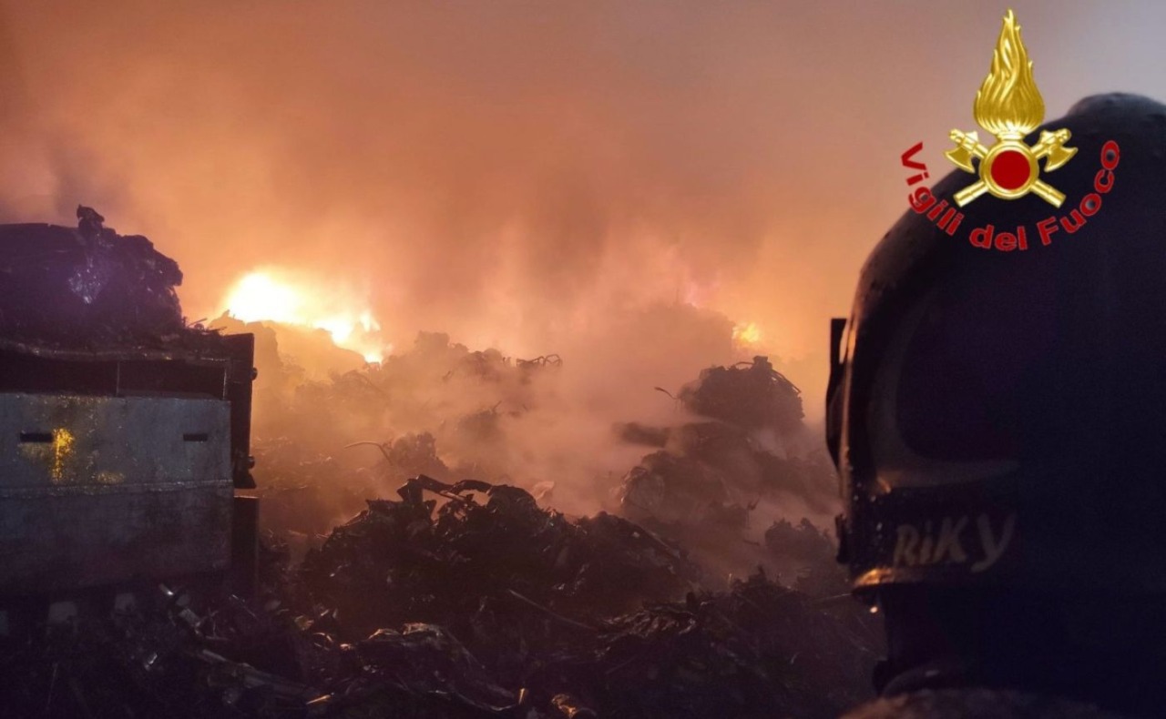 Spaventoso incendio in un’azienda di smaltimento di rifiuti nell’hinterland nord Milano: Vigili del fuoco al lavoro tutta la notte