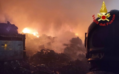 Spaventoso incendio in un’azienda di smaltimento di rifiuti nell’hinterland nord Milano: Vigili del fuoco al lavoro tutta la notte