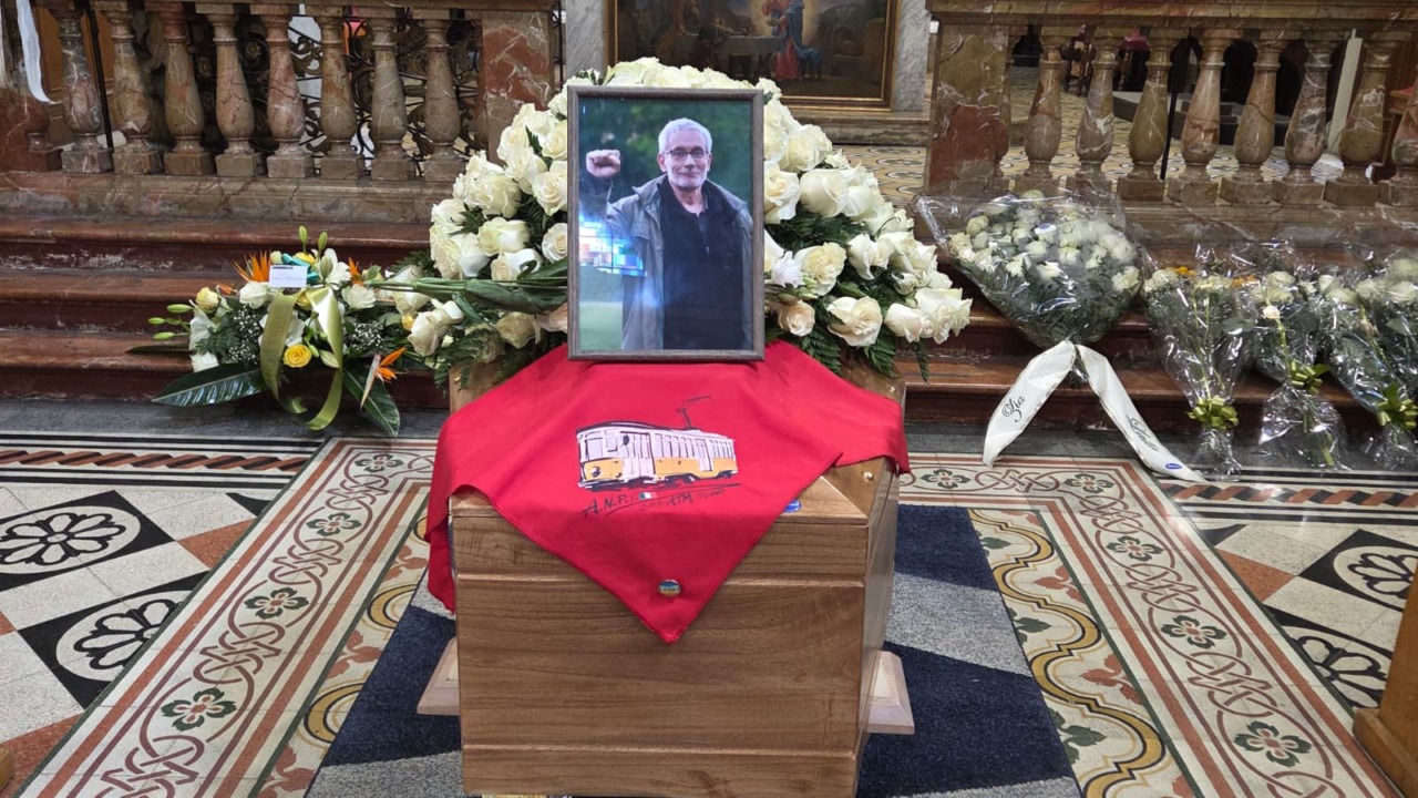 Migliaia di persone per l’addio a Carlo Monguzzi: l’ultimo saluto con la Banda degli Ottoni e le bandiere della Palestina