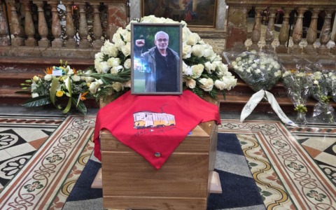 Migliaia di persone per l’addio a Carlo Monguzzi: l’ultimo saluto con la Banda degli Ottoni e le bandiere della Palestina