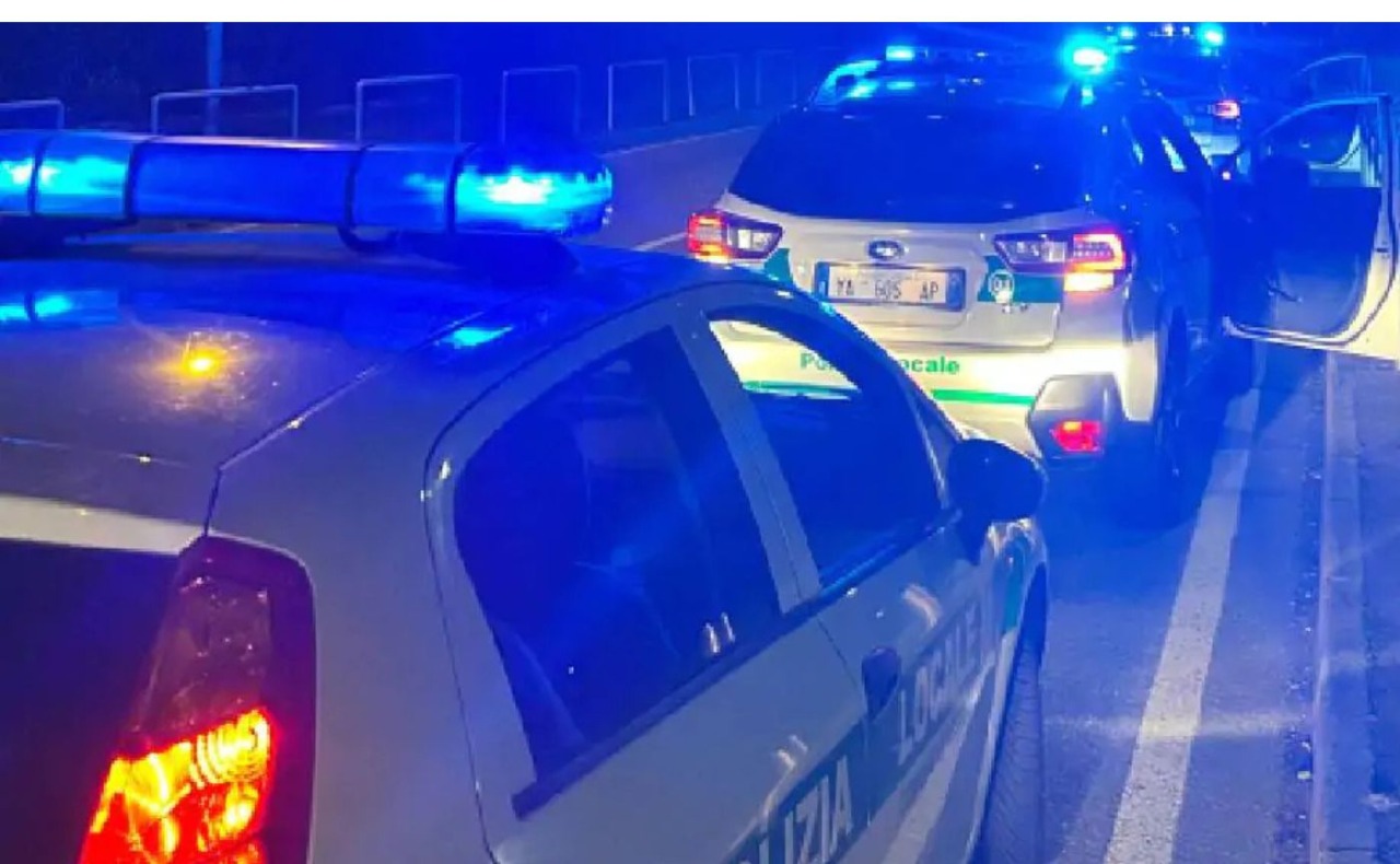 Investe un pedone in piazza XXIV Maggio e fugge nella notte, 20enne arrestato dopo inseguimento