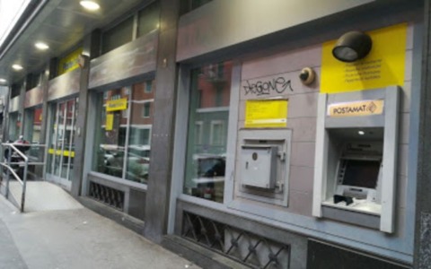 Rapina alle poste di via Rubens armato di taglierino: un cliente reagisce colpendo il ladro con un pugno